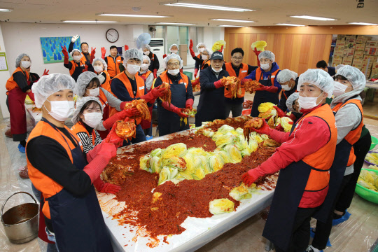 호반사랑나눔이 사랑의 김장 봉사활동. <호반그룹 제공>